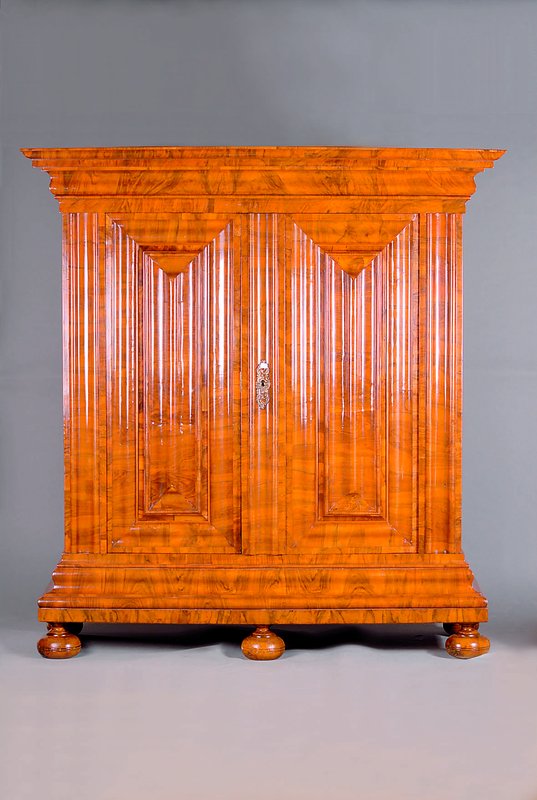 Frankfurter Wellenschrank, um 1730/40, Provinienz Frankfurt, Korpus WH, auf Rahmen gearb., Nußbaum querfurniert, stiltyp. vielfache Wellenform, ...