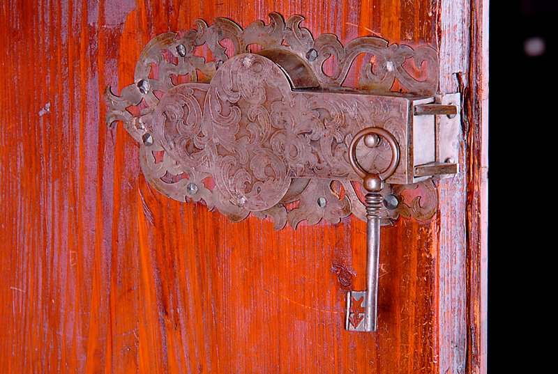 Detail a: Frankfurter Wellenschrank, um 1730/40, Provinienz Frankfurt, Korpus WH, auf Rahmen gearb., Nußbaum querfurniert, stiltyp. vielfache Wellenform, ...