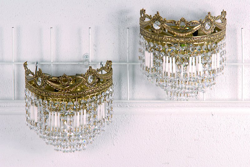 Wandlampenpaar, Spanien, 1. H. 20. Jh., geprägte Messingmontur im Halbrund mit stilisierter Ornamentik, je zwei Brennstellen,original funktionelle ...
