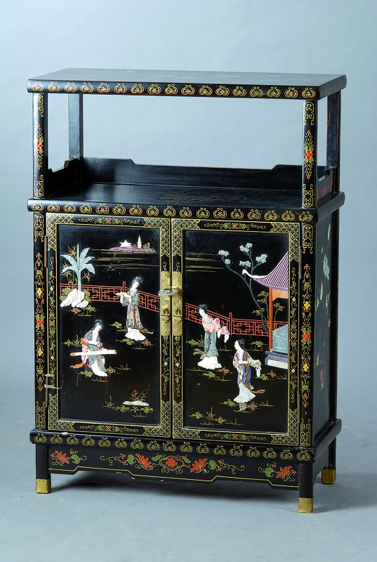 Aufbauschränkchen, China, ca. 70er Jahre, Lackarbeit, mit Palast/-Gartenszenen dekoriertaufgelegten Speckstein- und Beinapplikationen bemalt, auch ...