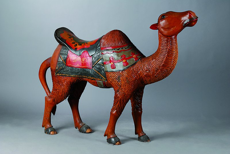 Karussell-Kamel, wohl 60/70er J., Holz geschnitzt u. bemalt, ca. 106x140x32cm, spannungsrissig