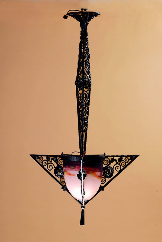 Deckenlampe, Frankreich, Degue, 20er Jahre, lilafarbene, rosefarbene und grüne Einpuderungen, schmiedeeiserne Fassung, eine Brennstelle, signiert, ...