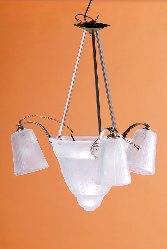 Deckenlampe, Müller Freres, Nancy, um 1928-30, vier Brennstellen, abstrakter florale Verzierung, Milchglas, Originalgestenge, signiert, ...