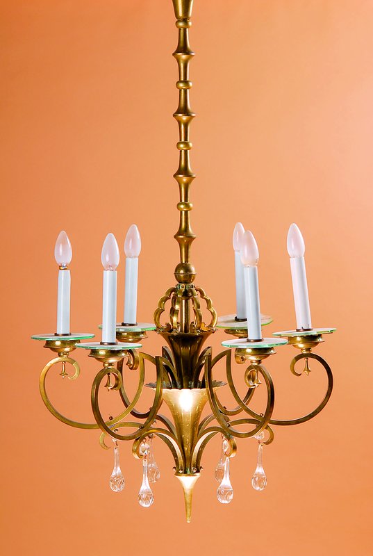 Deckenlampe, wohl Hübner, Dresden, um 1925, Messing, verschraubt, in sich 6-fach geteilt, Säule 14 fach gegliedert, an einer Lotusblüte ...