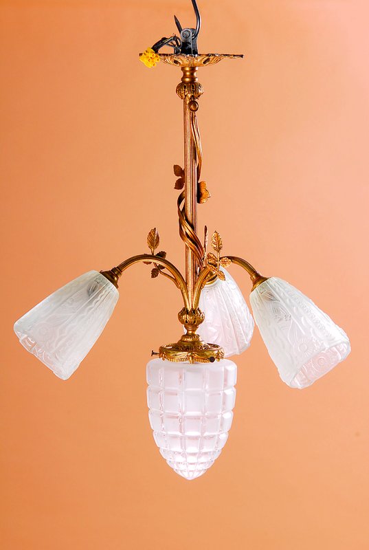 Deckenlampe, Frankreich, um 1920, Gelbgußmontur mit Blattverzierungen, drei Glockenschirme mit reliefiertem u. mattierten floralen Dekoren, mittig ...