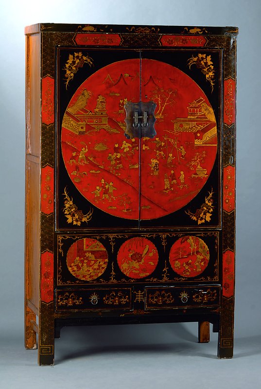 Hochzeitsschrank, China, um 1800/20, HH/WH, auf Rahmen gearb., 2-türig, 2-schübig, Rotlackm. Landschaftsszenerien u. Kindern, gold gehöht, ...