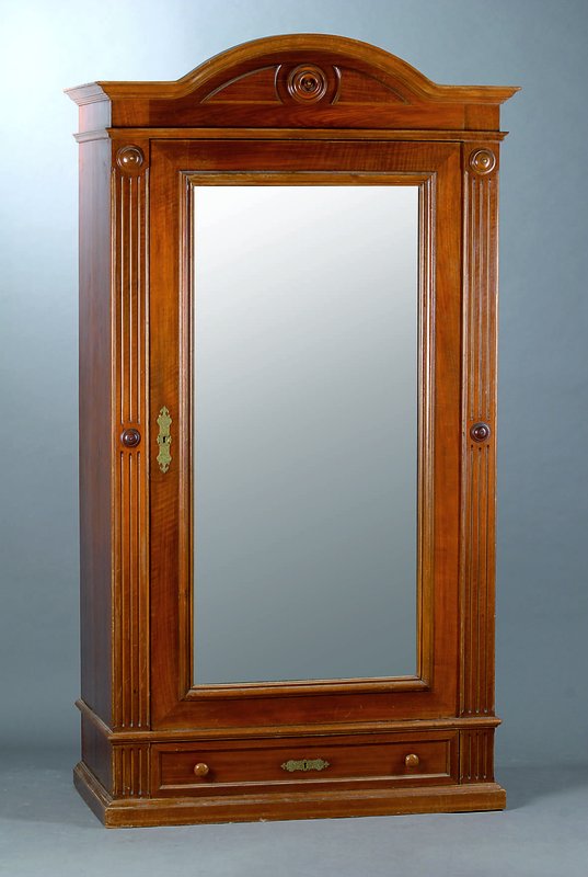 Schrank, Gründerzeit, 1880/90, Nußbaumfurnier, 1-türig, facett. Spiegelglas, 1 Fußschublade, Lisenen gerieft, Kopf geschweiftund getreppt, reich ...