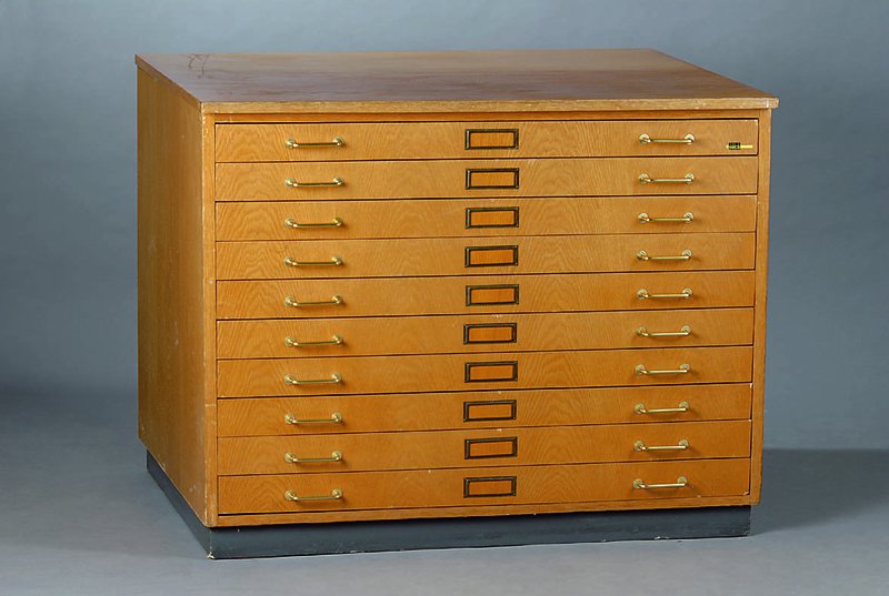 Schubladenschrank, deutsch, 50er Jahre, nach dem Vorbild v. 1900, Eiche gesp. verlegt, 10 Schubladen, st. Gebr.-Sp., ca. 83x105x78 cm