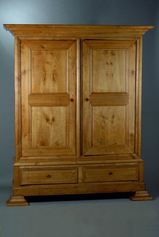 Schrank, Frankreich, um 1860, Kirschbaum, 2 -türig, 2 Schubladen, Front und Seiten kassettiert, Kopf vielfach getreppt, 3 Einlegebretter, zerlegbar, ...