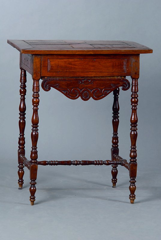 Nähtisch, Frankreich, um 1890, Eiche, 1 Schublade, Platte aufklappbar, Inneneinrichtung 5 Fächer, gedrechselte Beine,Schubladenfront m. sparsamer ...