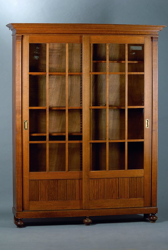 Vitrine m. Schiebetüren, deutsch, um 1900, Eiche, 2 Schiebetüren, facett. verglast u. versprosst, Lisenen gerieft, Kopf getreppt, Kugelfüße, 10 ...