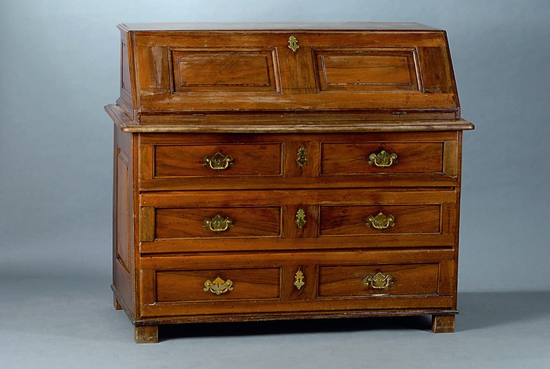 Schrägklappensekretär, wohl Pfalz, um 1790/1800, Nußbaum, Unterteil 3-schübig, Oberteil m. Klappe , Inneneinrichtung: 7 Schubladen, 1 Ablegefach, ...