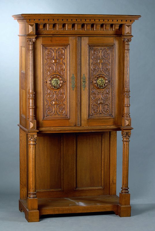 Stollenschrank, um 1870/80, nach altniederländischen Vorbild v. 1540, 2-türig, 4 freistehende Säulen, diese gerieft, Zahnfriesverz., Inlets reich ...