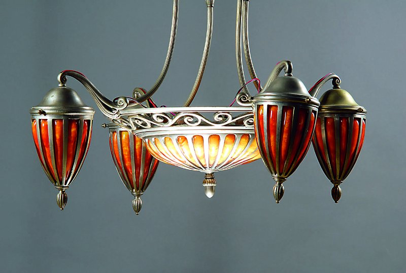 Deckenlampe, Daum Nancy, um 1925, Weißmetallmontur, Schichtglas von Mittelschale und vier Glockenschirmen in die Form geblasen mit roten und ...