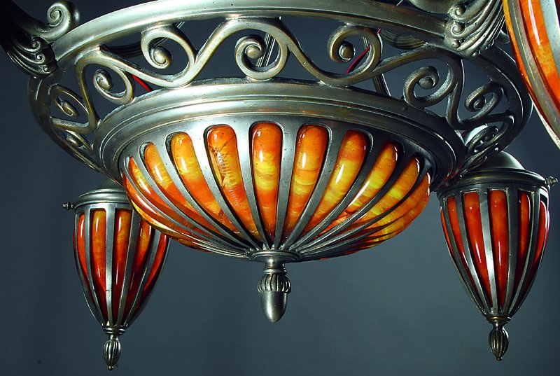 Detail c: Deckenlampe, Daum Nancy, um 1925, Weißmetallmontur, Schichtglas von Mittelschale und vier Glockenschirmen in die Form geblasen mit roten und ...