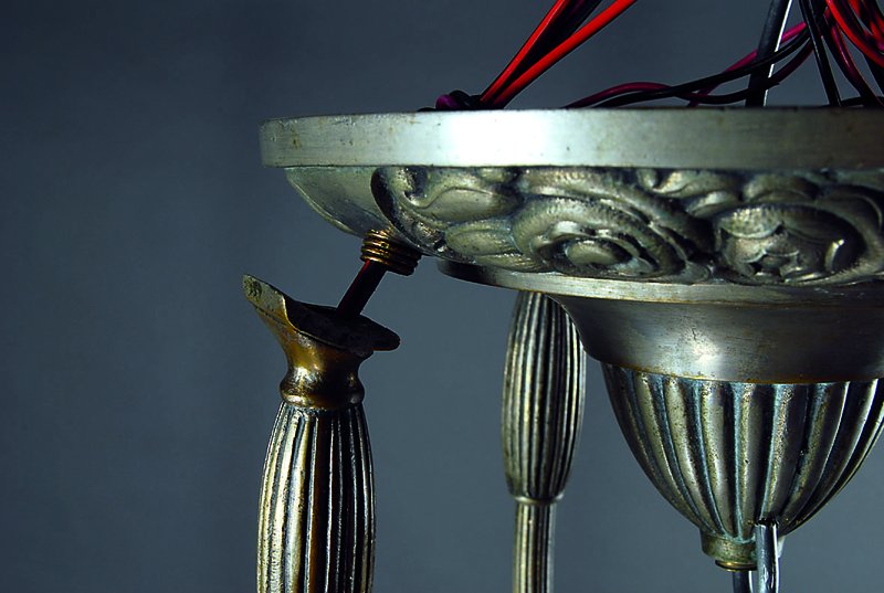 Detail f: Deckenlampe, Daum Nancy, um 1925, Weißmetallmontur, Schichtglas von Mittelschale und vier Glockenschirmen in die Form geblasen mit roten und ...