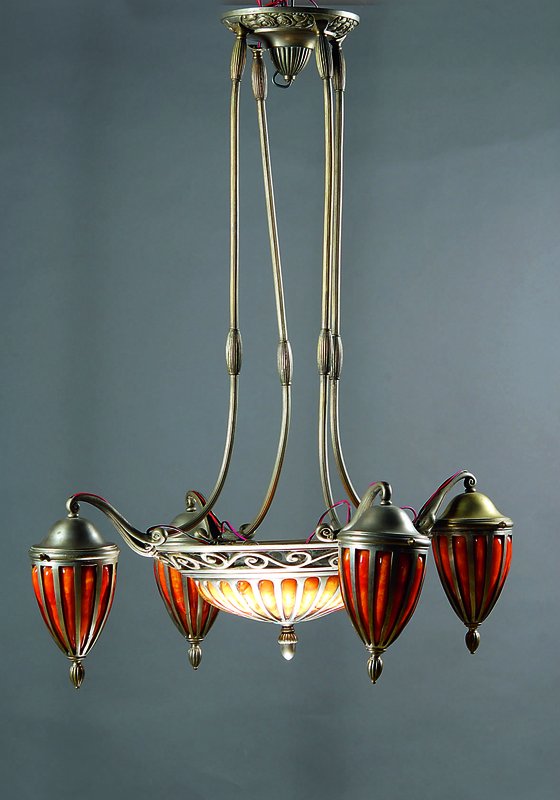 Detail h: Deckenlampe, Daum Nancy, um 1925, Weißmetallmontur, Schichtglas von Mittelschale und vier Glockenschirmen in die Form geblasen mit roten und ...