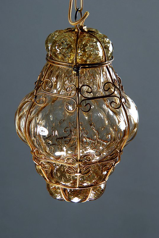 Paar Deckenlampen, Frankreich, Anfang 20.Jh., getöntes Glas in die Form geblasen, Metallmontur, Messingkette später, Decken- Abschluß, neue ...