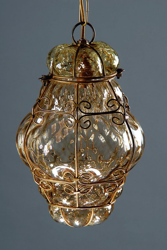 Detail b: Paar Deckenlampen, Frankreich, Anfang 20.Jh., getöntes Glas in die Form geblasen, Metallmontur, Messingkette später, Decken- Abschluß, neue ...