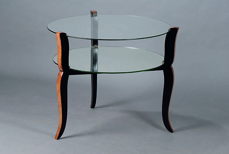 kleiner runder Tisch, Frankreich, um 1935/40, auf 3 Beinen, 2 Glasplatten, davon untere verspiegelt, Beine geschweift, Gebr.-Sp., H. ca. 57 cm, D. ...