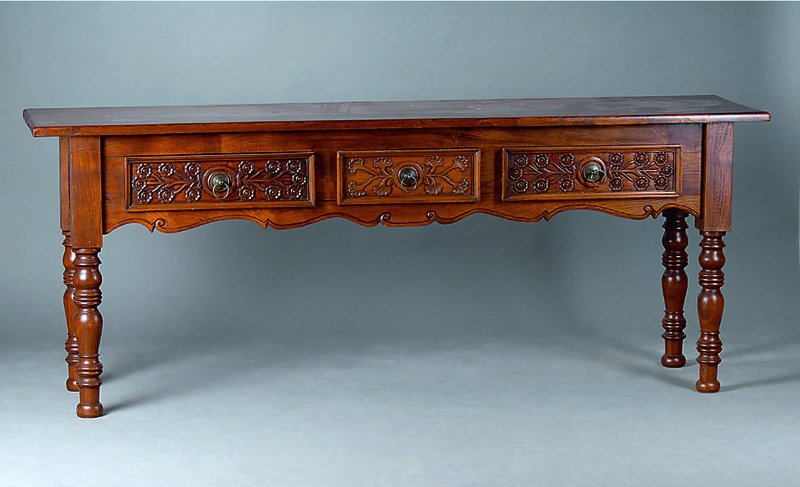 Sideboard, nach südfranz. Vorbild v. 1860, Kastanienholz, 3-schübig, Front reich geschnitzt, abstrakt floral, Beine gedrechselt, Zarge geschweift, ...