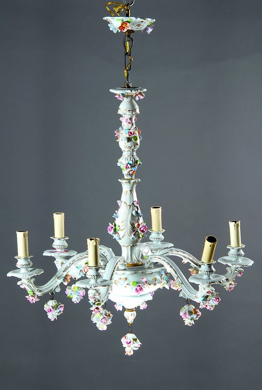 Deckenlampe, deutsch, 20. Jh., Porzellan, reich appliziert mit vollplastischen Blüten, bunt bemalt, H. ca. 84cm, D. ca. 60cm, sechs Brennstellen, ...