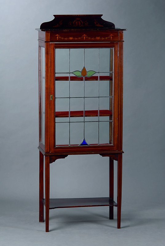 Kl. Vitrine, England um 1900, Mahagoni, 4 -seitig verglast, Rücken sek., 1 Tür, diese versprosst, 2 Einlegebretter, Oberteil m. floralen Intarsien, ...