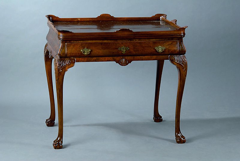 Beistelltisch, Barockstil, um 1920, mit abnehmbaren Tablett, Nußbaum, allseitig geschweift, 1 Schublade, sparsame Akanthusblattschnitzerei, ohne ...