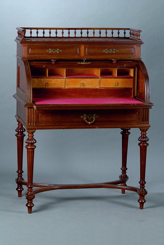 Damensekretär, Holland, um 1870, Eiche, 3-schübig, 1 Rollteil, Inneneinrichtung: 5 Ablegefächer, 3 Schubladen, Beine gedrechselt und gerieft, ...
