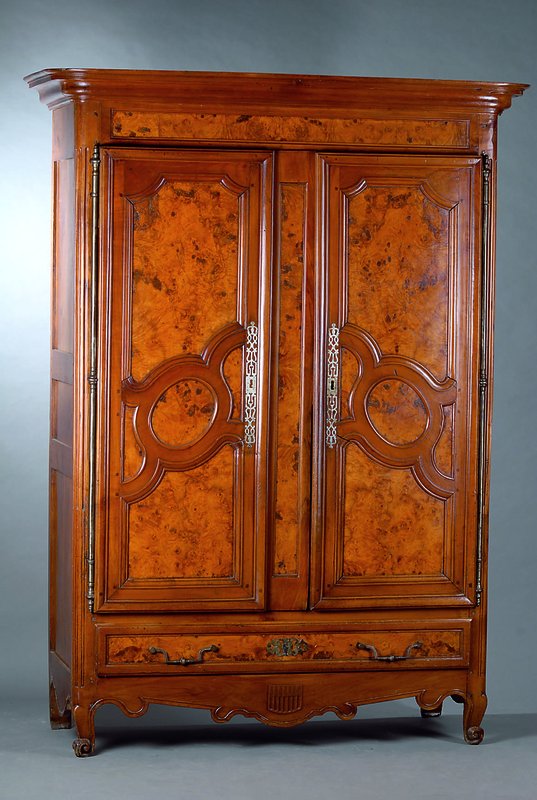 Dielenschrank, Elsass, um 1760/70, sog. Steckschrank, kompl. auf Rahmen gearb., Nußbaum massiv, Wurzelnußfurnier gesp. verlegt, orig. Beschl., ...