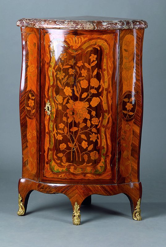 Eckschränkchen, wohl Holland oder Frankreich, um 1760, Korpus Eiche, Palisanderfurnier gesp. verlegt, Inlets m. Rosenholz, Ahorn u. Zitronenholz, ...