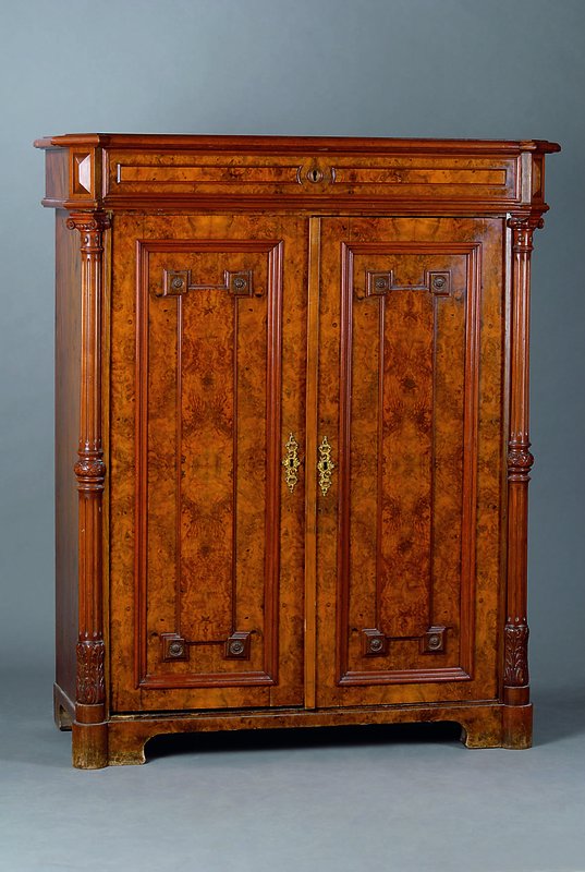 Vertiko, Gründerzeit, um 1880/90, Korpus WH/HH, Front auf Rahmen gearb., Wurzelnußfurnier gesp. verlegt, aufgelegte Rosetten, orig. Beschl., ...