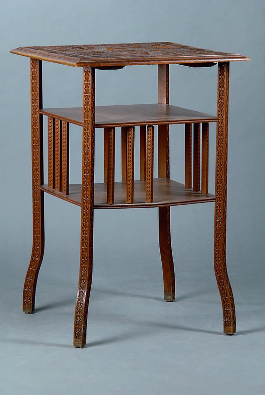 Beistelltisch, deutsch, um 1890, Nußbaum massiv, im orientalischen Stil, reich verziert, Flachschnitzerei in form v. Fächern und Blättern, ...