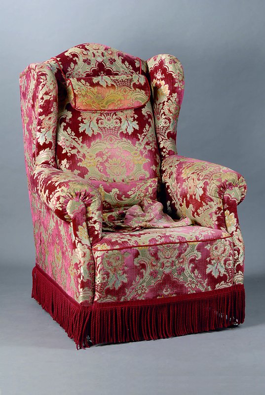 Ohrenbackensessel, deutsch, 50er Jahre, Bezug und Polsterung sek., Barockstil, rotgrundig m. Blumenmuster, aufwendig gearb. Sitzkissen, Franzenverz., ...