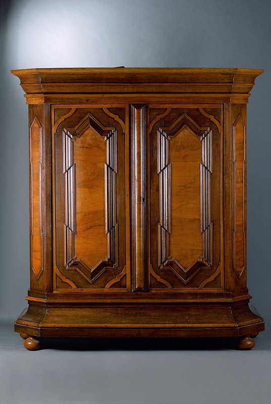 Dielenschrank, Hessen/mitteldeutsch, um 1730, WH/Eiche massiv, Inlets Wurzelnußfurnier gesp. verlegt, Zierleisten Nußbaum, Front m. aufgelgten ...