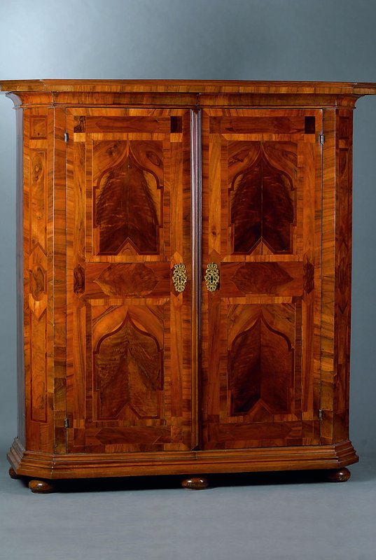 Spaltschrank, süddeutsch, wohl Freiburg, um 1730/40, Korpus WH, Wurzelnußfurnier, streifig quer u. senkrecht verlegt, Fadenintarsien in Ahorn, ...