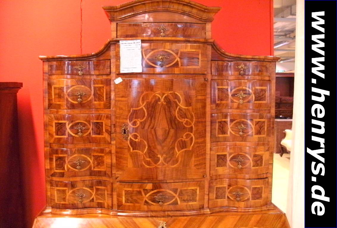Detail a: Tabernakelsekretär, Pfalz, um 1730/40, Korpus WH, Wurzelnußfurnier gesp. verlegt, Unterteil doppelt geschweift, 3-schübig, bombiert, Oberteil ...
