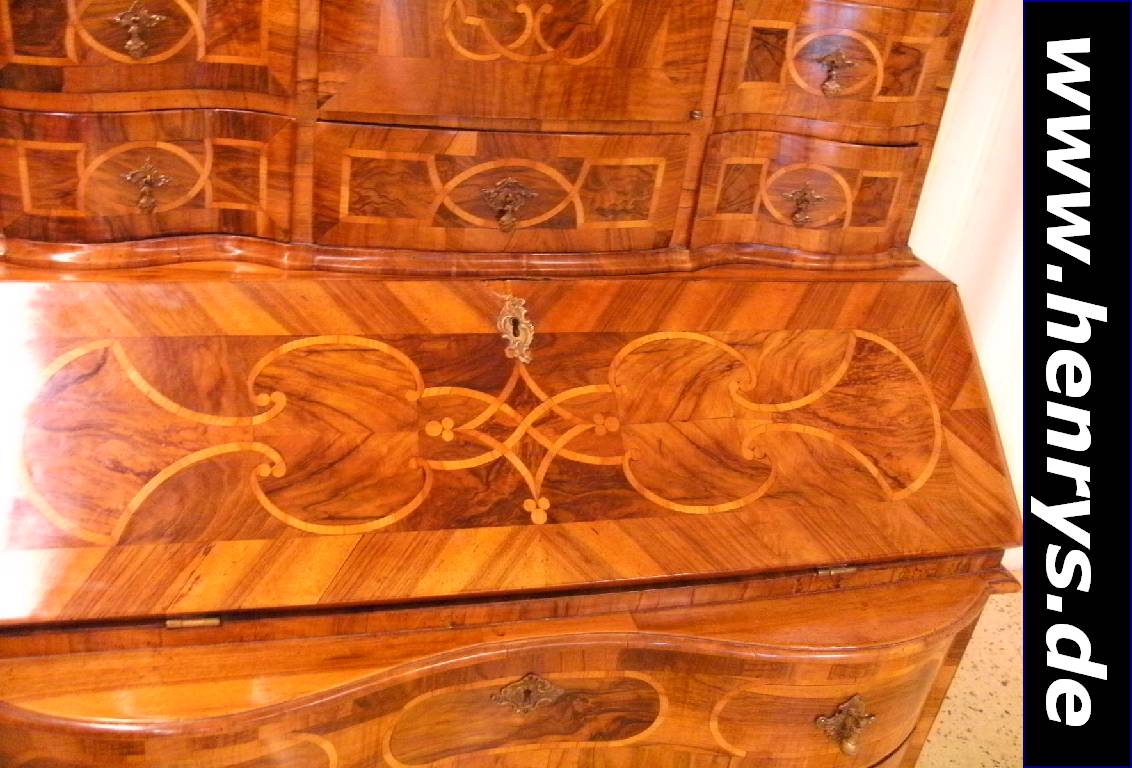 Detail b: Tabernakelsekretär, Pfalz, um 1730/40, Korpus WH, Wurzelnußfurnier gesp. verlegt, Unterteil doppelt geschweift, 3-schübig, bombiert, Oberteil ...