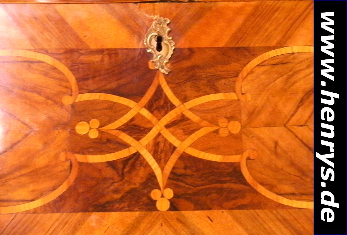Detail c: Tabernakelsekretär, Pfalz, um 1730/40, Korpus WH, Wurzelnußfurnier gesp. verlegt, Unterteil doppelt geschweift, 3-schübig, bombiert, Oberteil ...