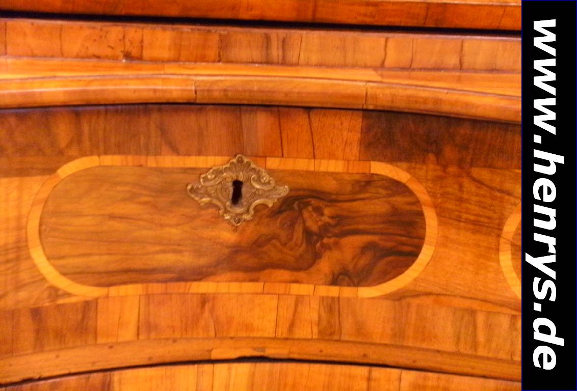 Detail d: Tabernakelsekretär, Pfalz, um 1730/40, Korpus WH, Wurzelnußfurnier gesp. verlegt, Unterteil doppelt geschweift, 3-schübig, bombiert, Oberteil ...