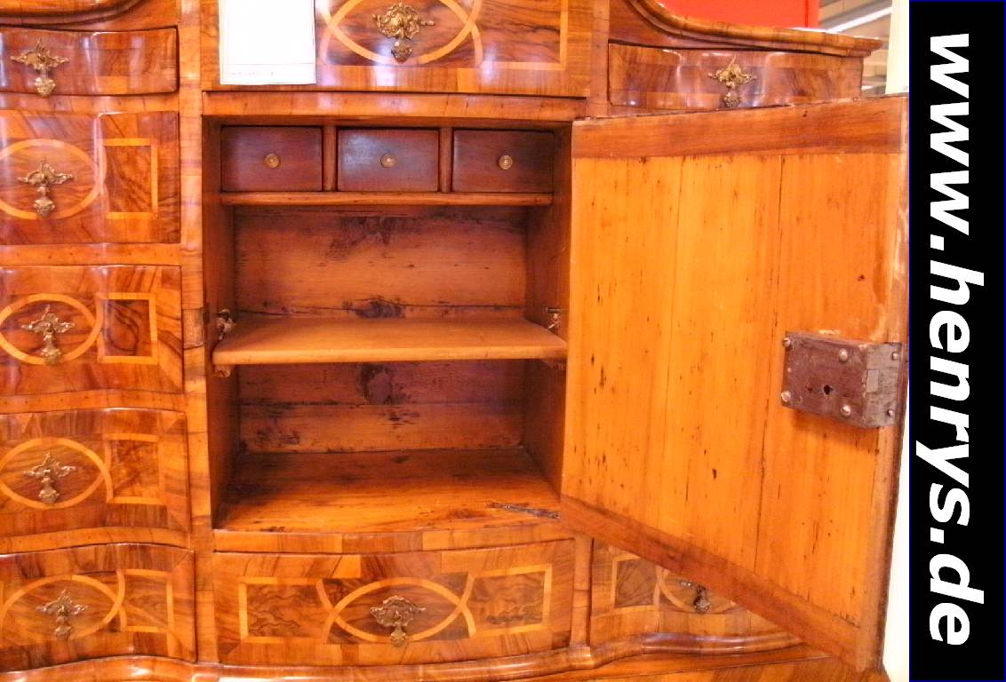 Detail f: Tabernakelsekretär, Pfalz, um 1730/40, Korpus WH, Wurzelnußfurnier gesp. verlegt, Unterteil doppelt geschweift, 3-schübig, bombiert, Oberteil ...