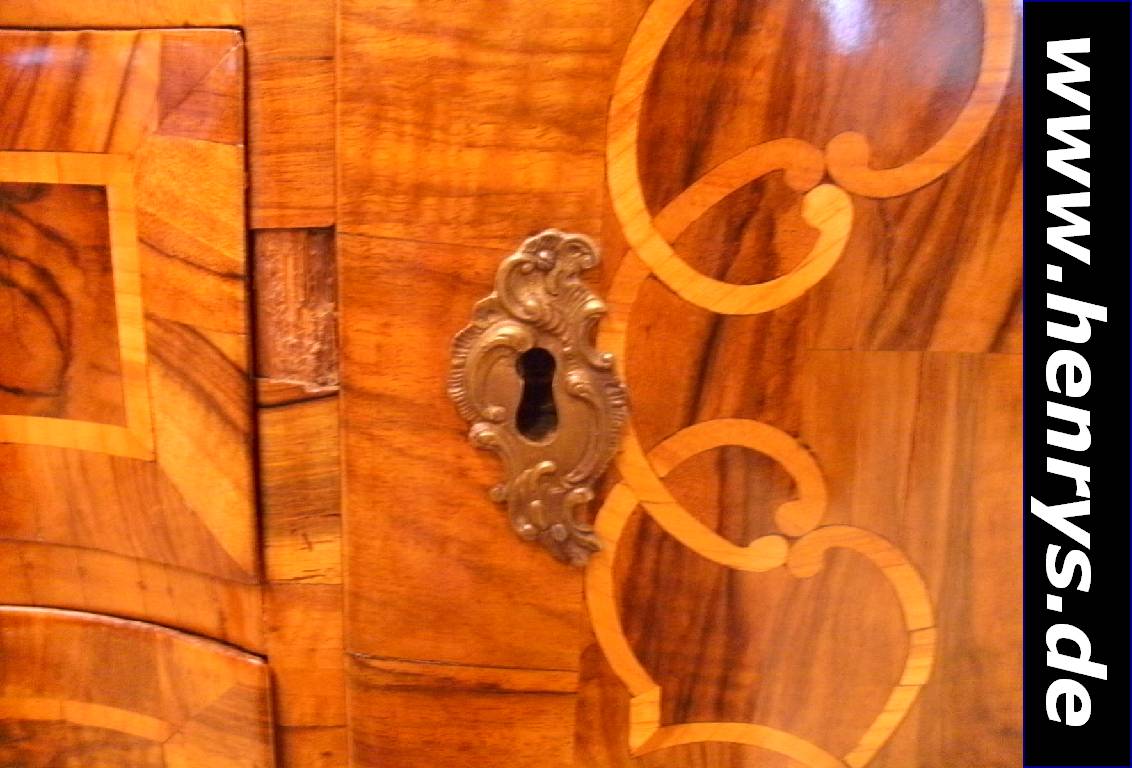 Detail g: Tabernakelsekretär, Pfalz, um 1730/40, Korpus WH, Wurzelnußfurnier gesp. verlegt, Unterteil doppelt geschweift, 3-schübig, bombiert, Oberteil ...