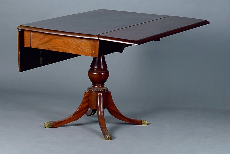 Oblongtable, England, um 1920, Korpus HH, Mahagonifurnier, seitlich abklappbar, Füße m. Bronzeenden, Säule gedrechselt, st. Gebr.-Sp., ca. ...