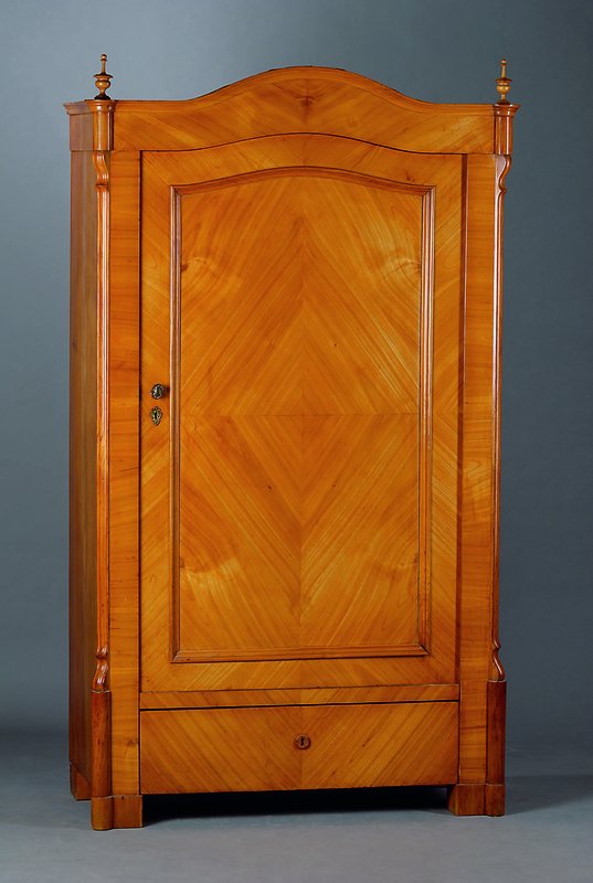 Wäscheschrank, mitteldeutsch, um 1860, Korpus WH, Kirschbaumfurnier, integr. Schublade, 4 Einlegebretter, Seiten abgeflacht, aufgesetzte ...