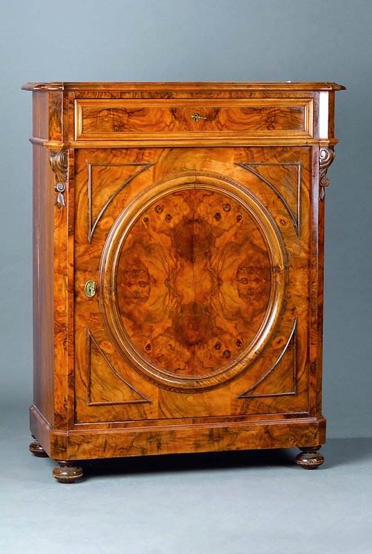 Halbschrank, deutsch, um 1850/60, Korpus WH, Wurzelnußfurnier gesp. verlegt, abgeflachte Ecken, ausgesetzte Schnitzereien in Rocaillenform, ...