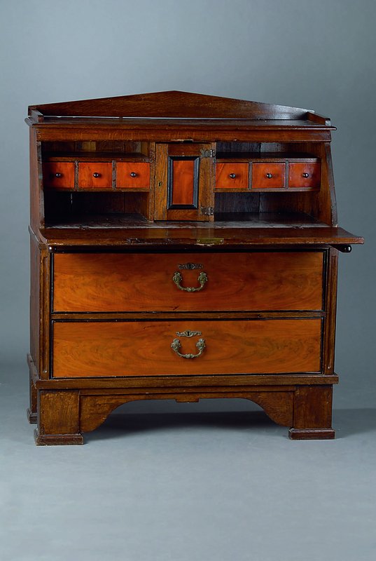 Schrägklappensekretär, England, um 1800, Eiche massiv, 2-schübig, 1 Klappe, Inneneinrichtung: 6 Schubladen, 4 Ablegefächer, 1 Tabernakelteil, ...
