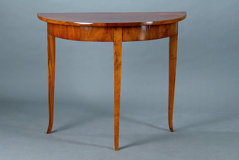 Konsoltisch, süddeutsch, um 1830, Biedermeier, Nußbaum, z.t. gesp. verlegt, vielfach verwendbar, Gebr.-Sp., ca. 75x90x44 cm