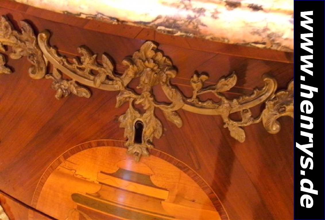 Detail e: Kommode, Frankreich, um 1760, Korpus WH, Mahagonifurnier gesp. verlegt, orig. Bronzebeschl. a. d. Zeit, 2-schübig, allseitig geschweift u. bombiert, ...