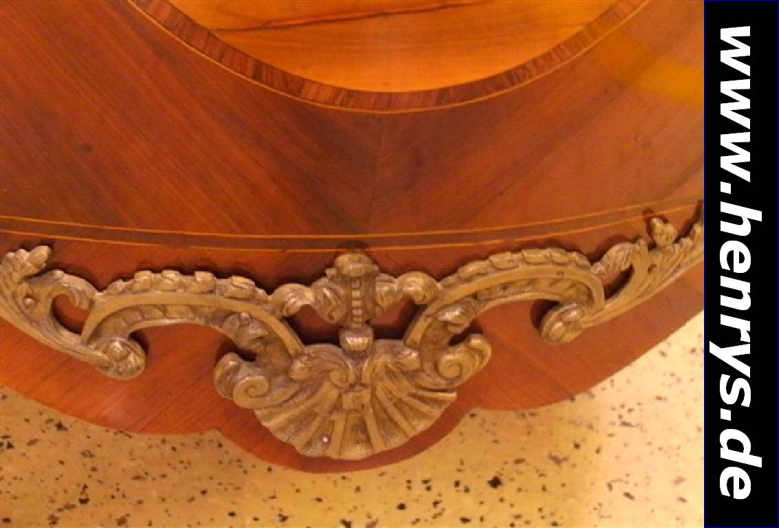 Detail g: Kommode, Frankreich, um 1760, Korpus WH, Mahagonifurnier gesp. verlegt, orig. Bronzebeschl. a. d. Zeit, 2-schübig, allseitig geschweift u. bombiert, ...