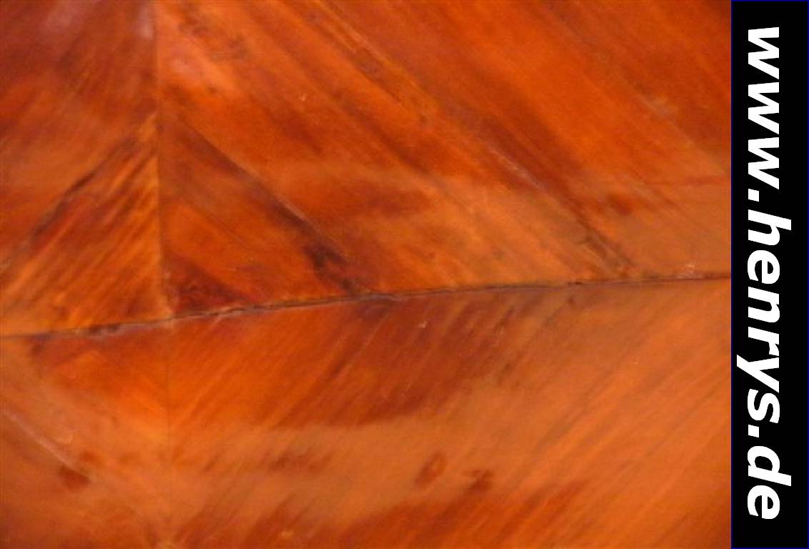 Detail i: Kommode, Frankreich, um 1760, Korpus WH, Mahagonifurnier gesp. verlegt, orig. Bronzebeschl. a. d. Zeit, 2-schübig, allseitig geschweift u. bombiert, ...